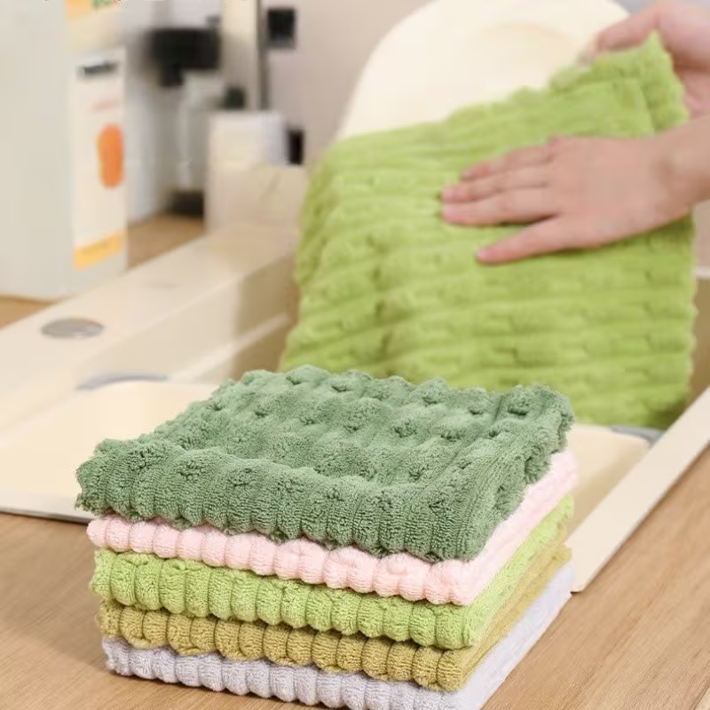 A set of 5 thickened microfiber cleaning cloths, highly absorbent and soft to the touch.
