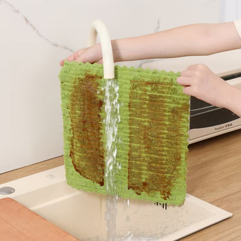 A set of 5 thickened microfiber cleaning cloths, highly absorbent and soft to the touch.